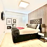 Newly Refurbished 3 Bed Flat Free Parking