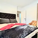 Newly Refurbished 3 Bed Flat Free Parking