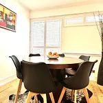Newly Refurbished 3 Bed Flat Free Parking