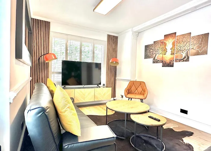 Newly Refurbished 3 Bed Flat Free Parking
