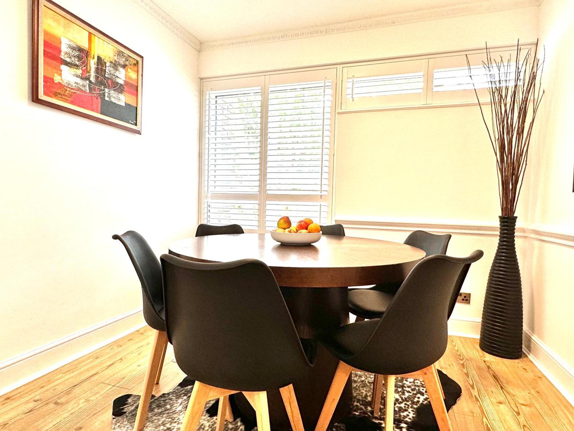 Newly Refurbished 3 Bed Flat Free Parking