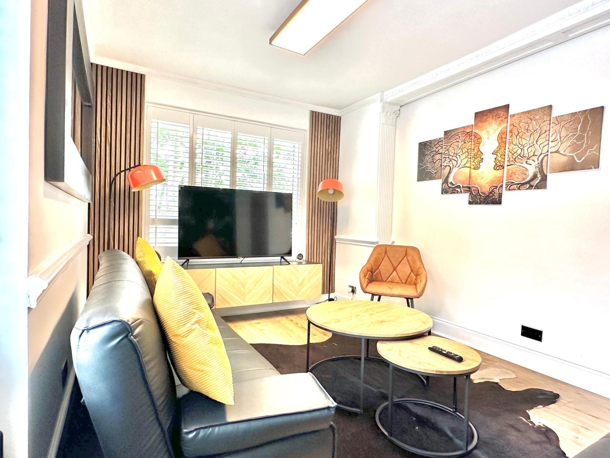 Newly Refurbished 3 Bed Flat Free Parking *